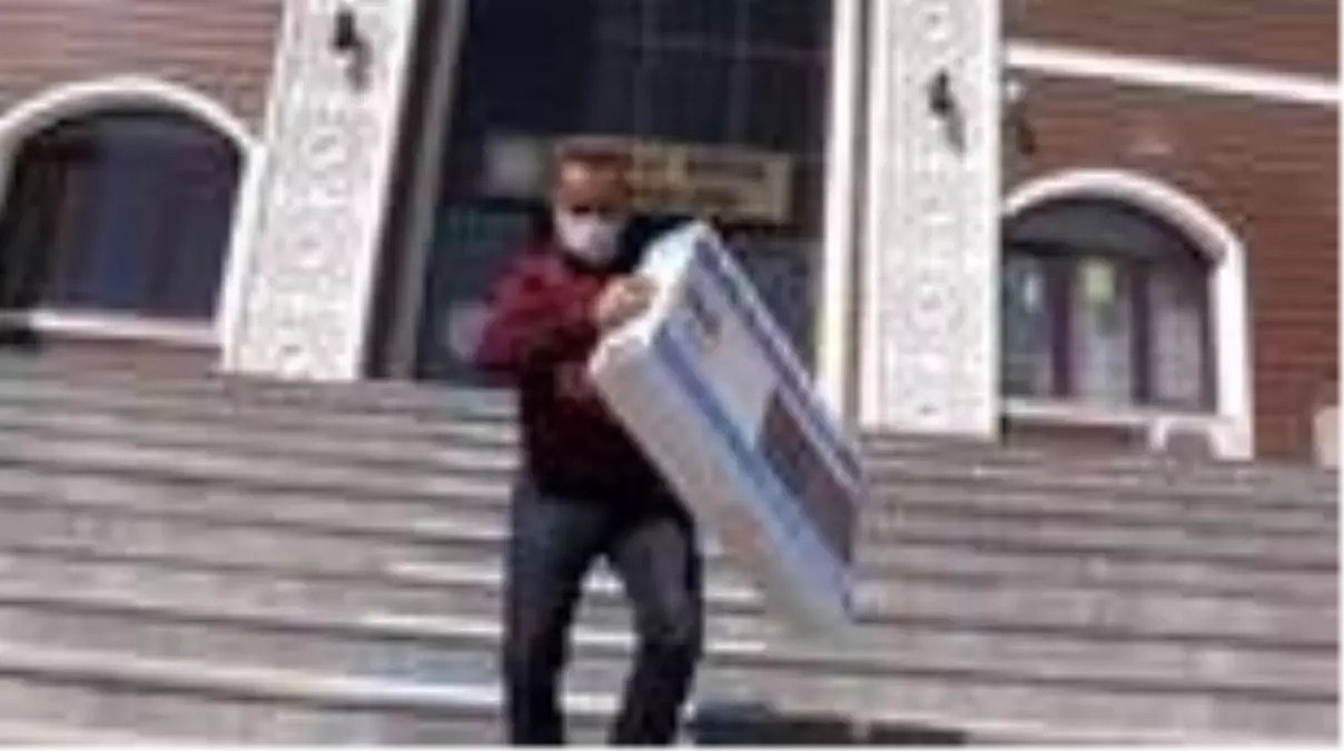 Ağrılı kardeşler hediye edilen televizyonla artık EBA TV yayınlarını evlerinden izleyecek