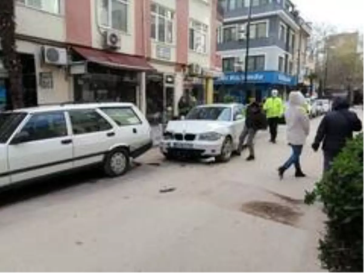 Ambulansa yol vermek isterken kaza yaptı