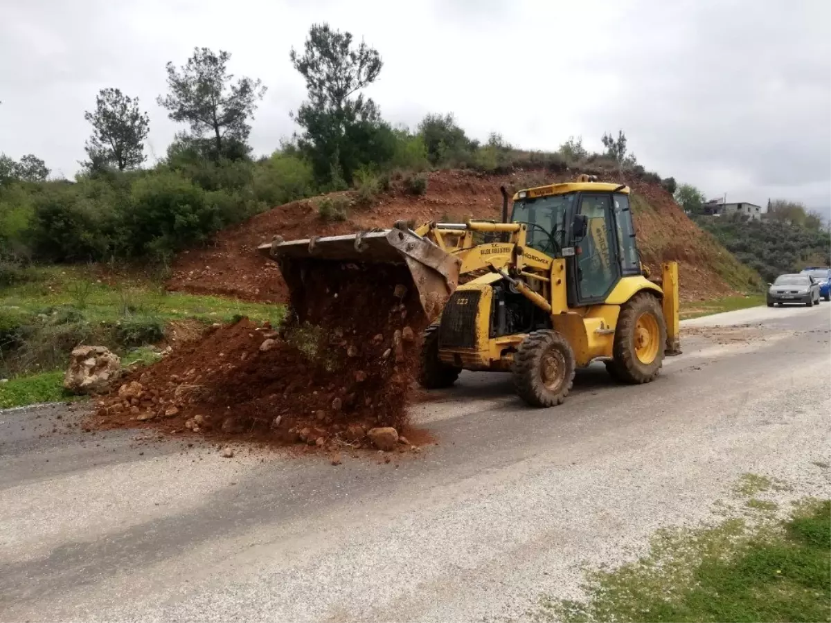 Belde girişini toprakla kapattılar