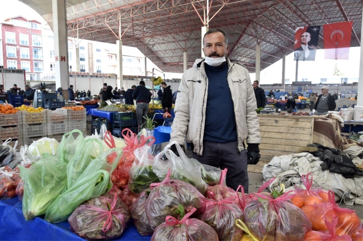 Burdur semt pazarına girişte maske ve kimlik kontrolü yapılıyor