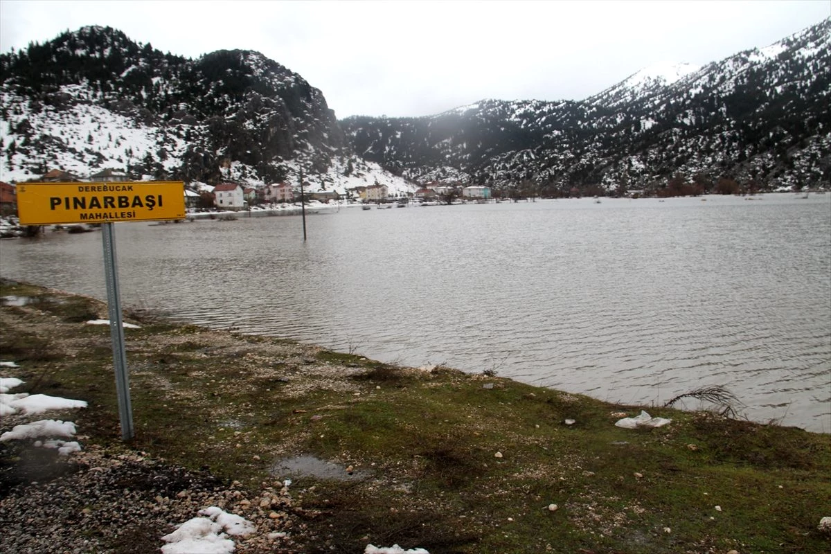 Derebucak\'ta deprem ve selden zarar görenlere devletten yardım eli