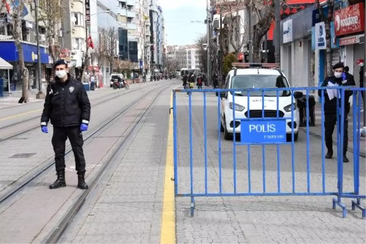 Eskişehir\'de insan yoğunluğu olan caddelere bariyerli önlem