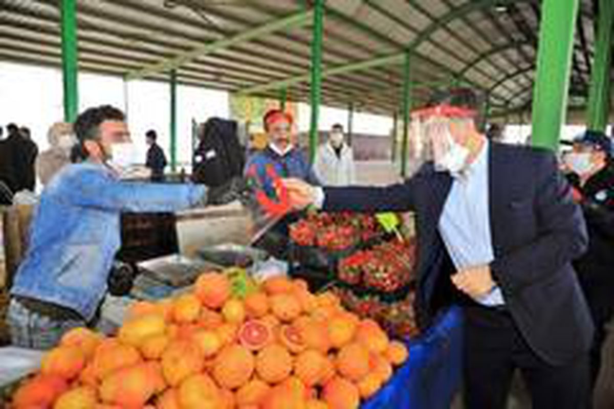 Fadıloğlu pazarcı esnafına maske dağıttı