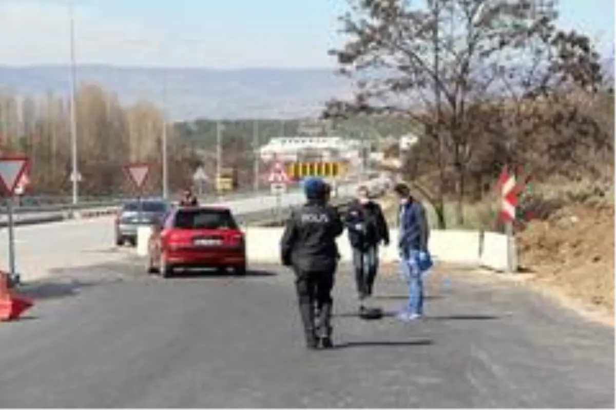 Freni arızalanan pikap, kontrol noktasında sürücülerin ateşini ölçen sağlık görevlisine çarptı