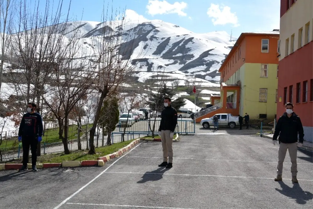 Hakkari polisinden sosyal mesafe hassasiyeti