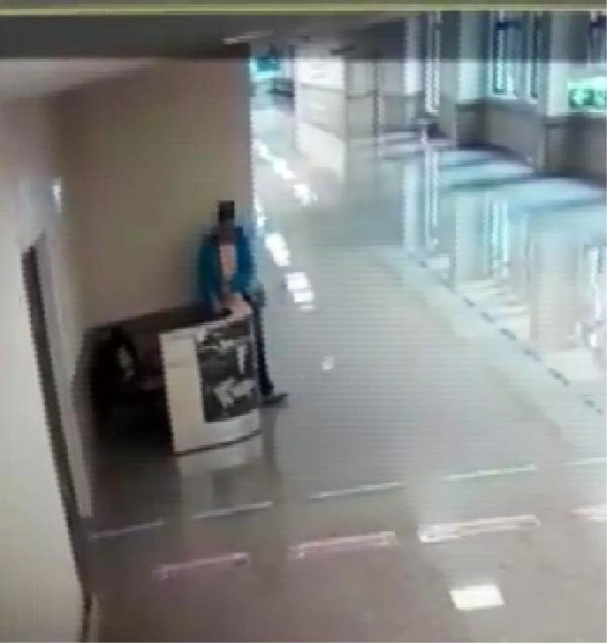 Hastanede doktor ve hemşirenin çantalarını çalan hırsız kamerada