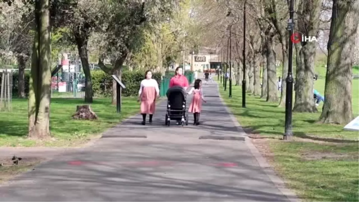 İngilizler, koronaya rağmen parklara akın etti