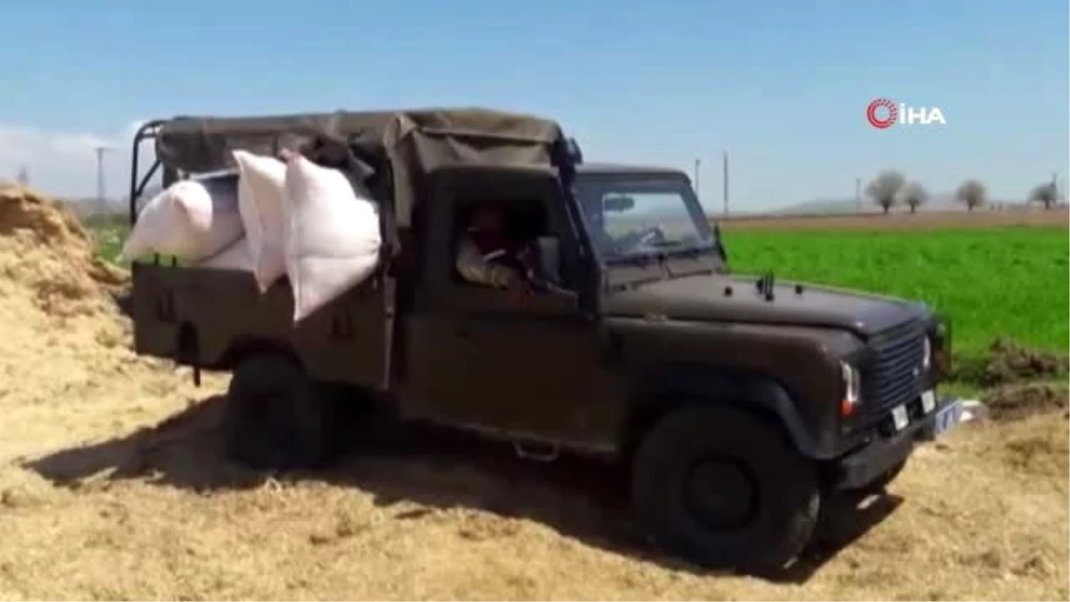 Jandarma yaşlı çift için saman taşıdı