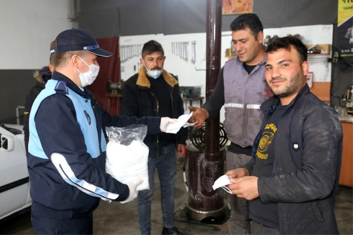 Karaman Belediyesi, sanayi esnafına maske dağıttı