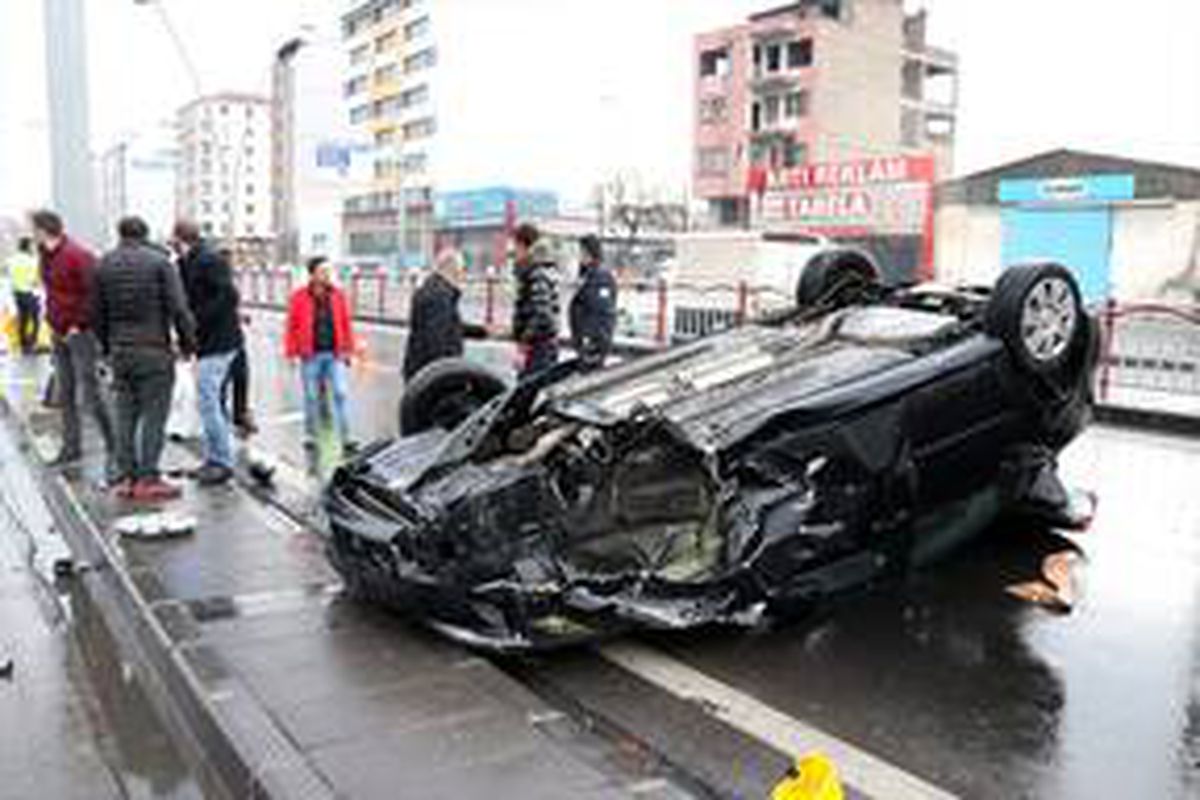 Kayseri\'de devrilen otomobilin sürücüsü yara almadan kurtuldu