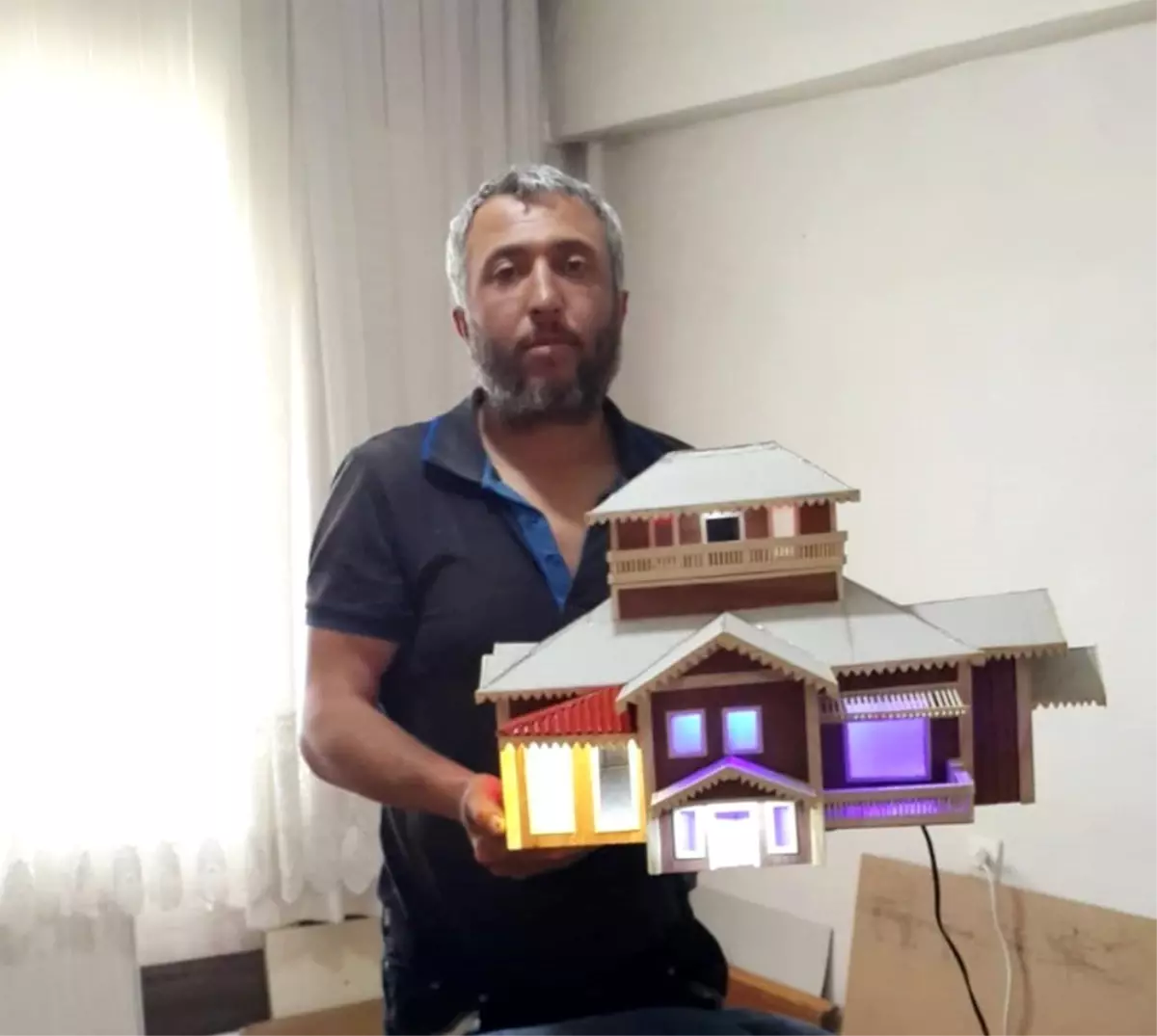 Korona virüs işsiz bırakınca ustalığını maket villa yaparak sergiliyor