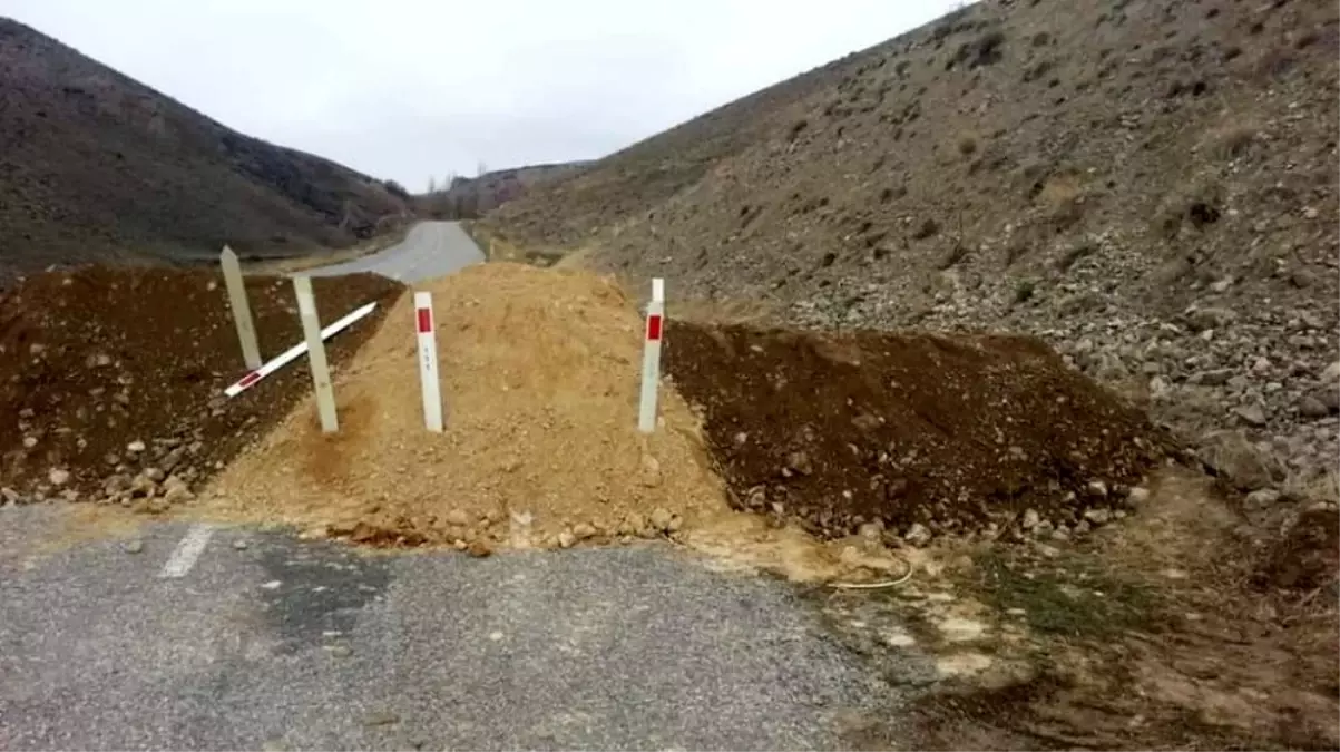 Korona virüs tedbiri için yolu kumla kapattılar