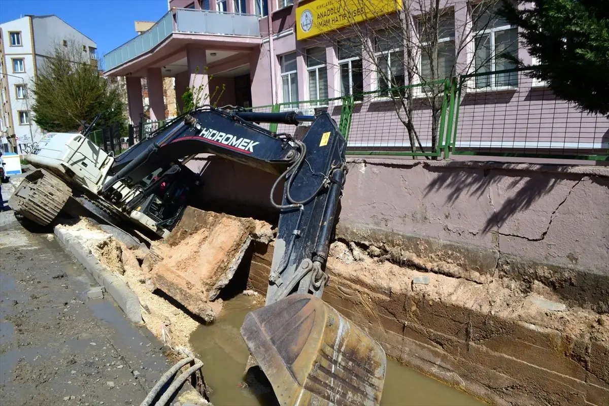 Lüleburgaz\'da iş makinesi menfeze devrildi