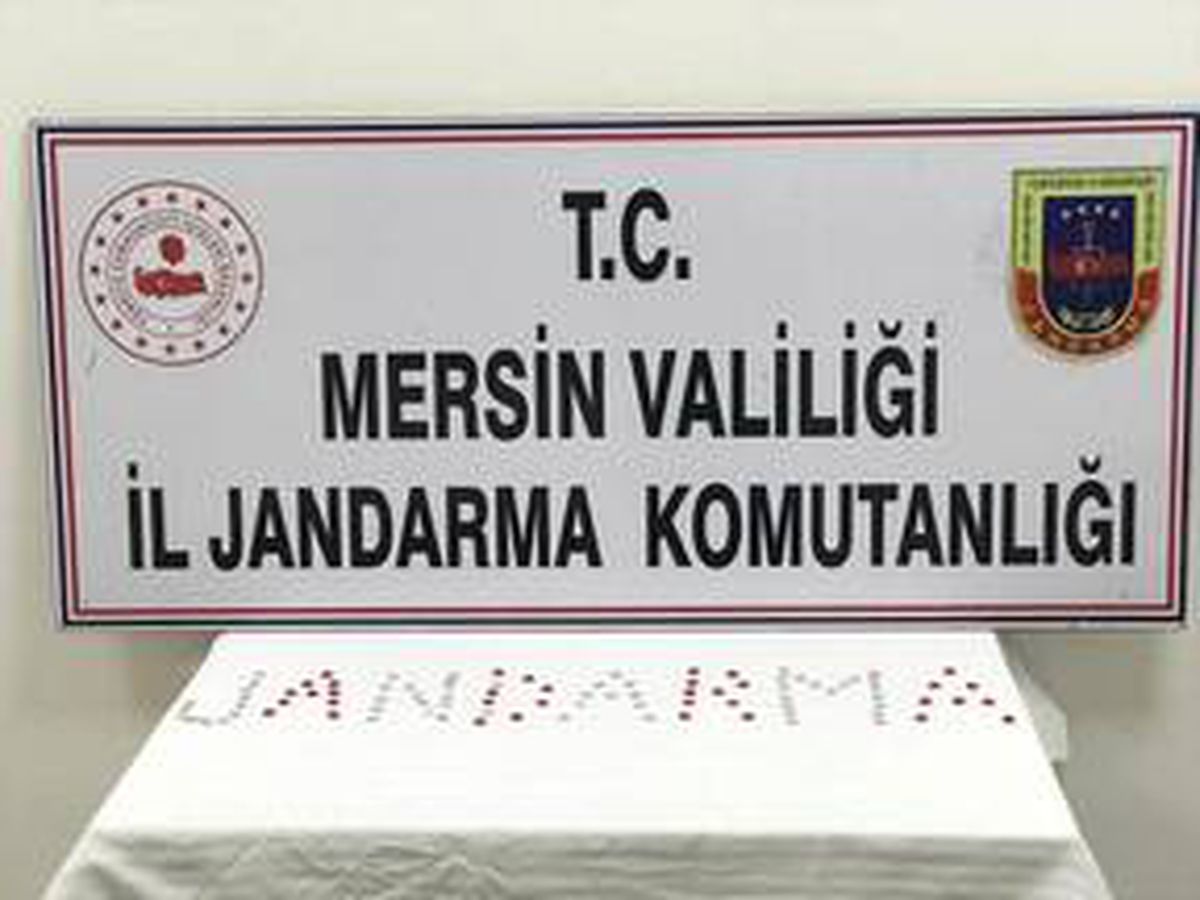 Mersin\'de uyuşturucu zanlısı hapları engelli kızının üzerine sakladı