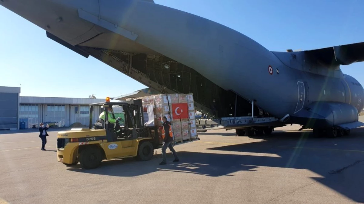 MSB: "COVID-19 ile mücadelede kullanılacak sağlık malzemelerini taşıyan uçağımız Kosova\'ya ulaştı.