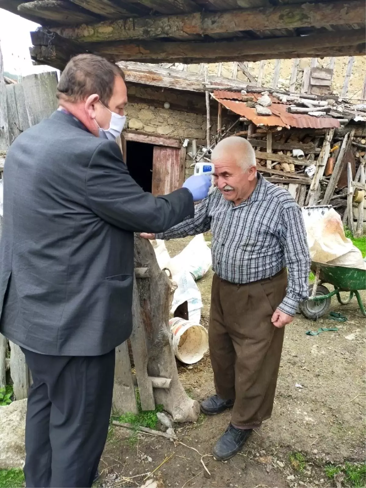 Muhtar her gün köylülerin ateşini tek tek ölçüp kayıt altına alıyor