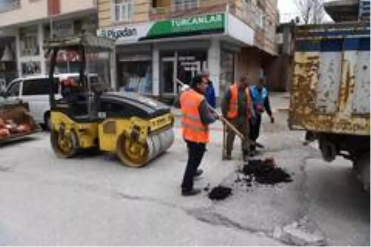 Muş Belediyesi korona virüsle mücadele ederken asli görevlerini de aksatmıyor