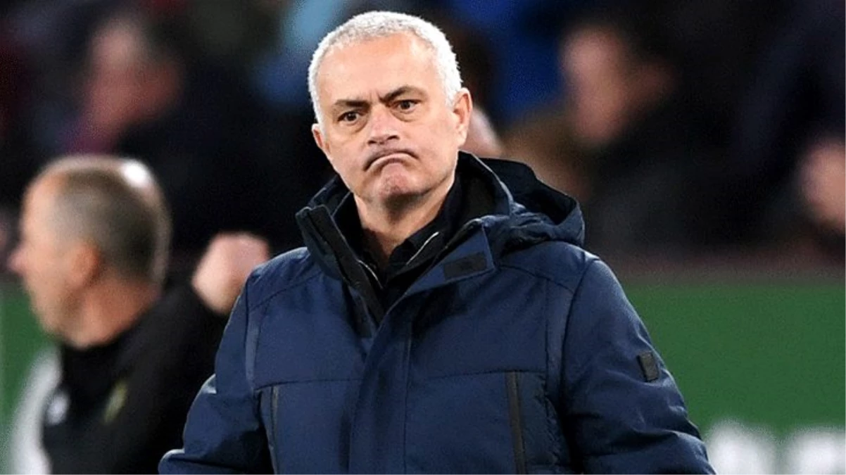 Oyuncularına parkta antrenman yaptıran Mourinho: Davranışlarımın devlet protokolü ile uyumlu olmadığını kabul ediyorum