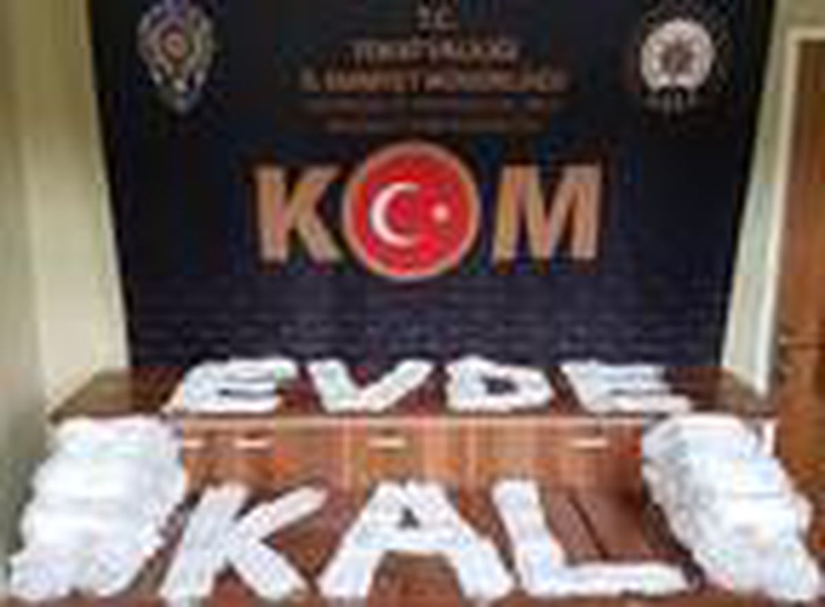 Polis, ele geçirdiği kaçak maskeler ile \'evde kal\' yazdı