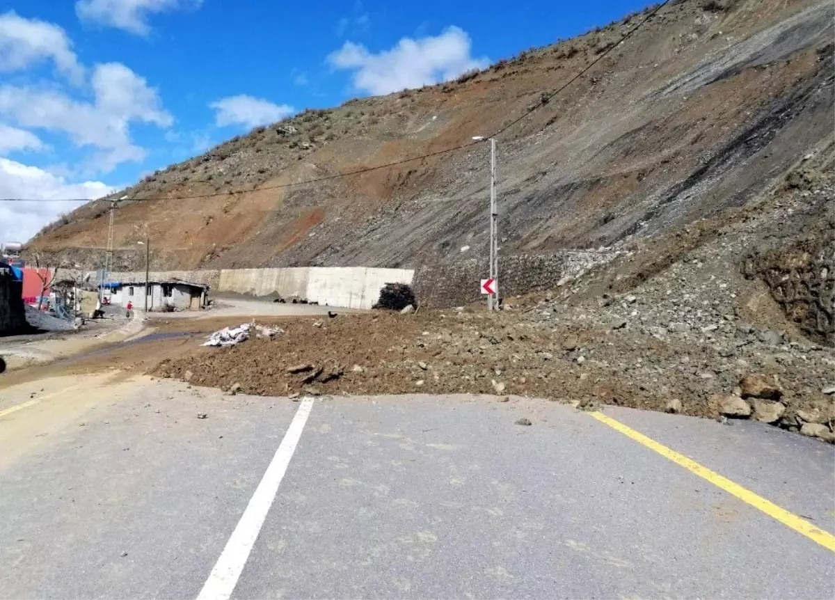 Siirt\'te heyelan içme suyu borularını patlattı, 11 köy susuz kaldı