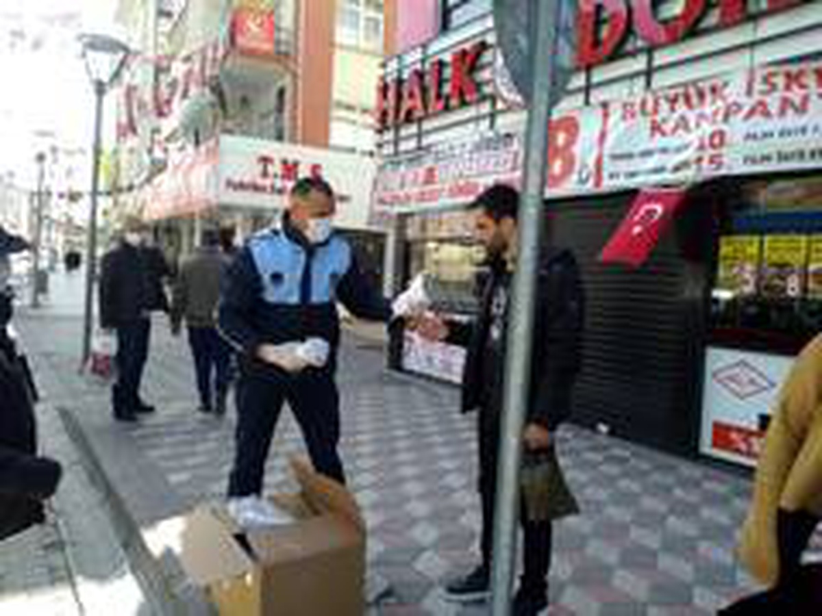 Sincan Belediyesi vatandaşlara maske dağıtıyor