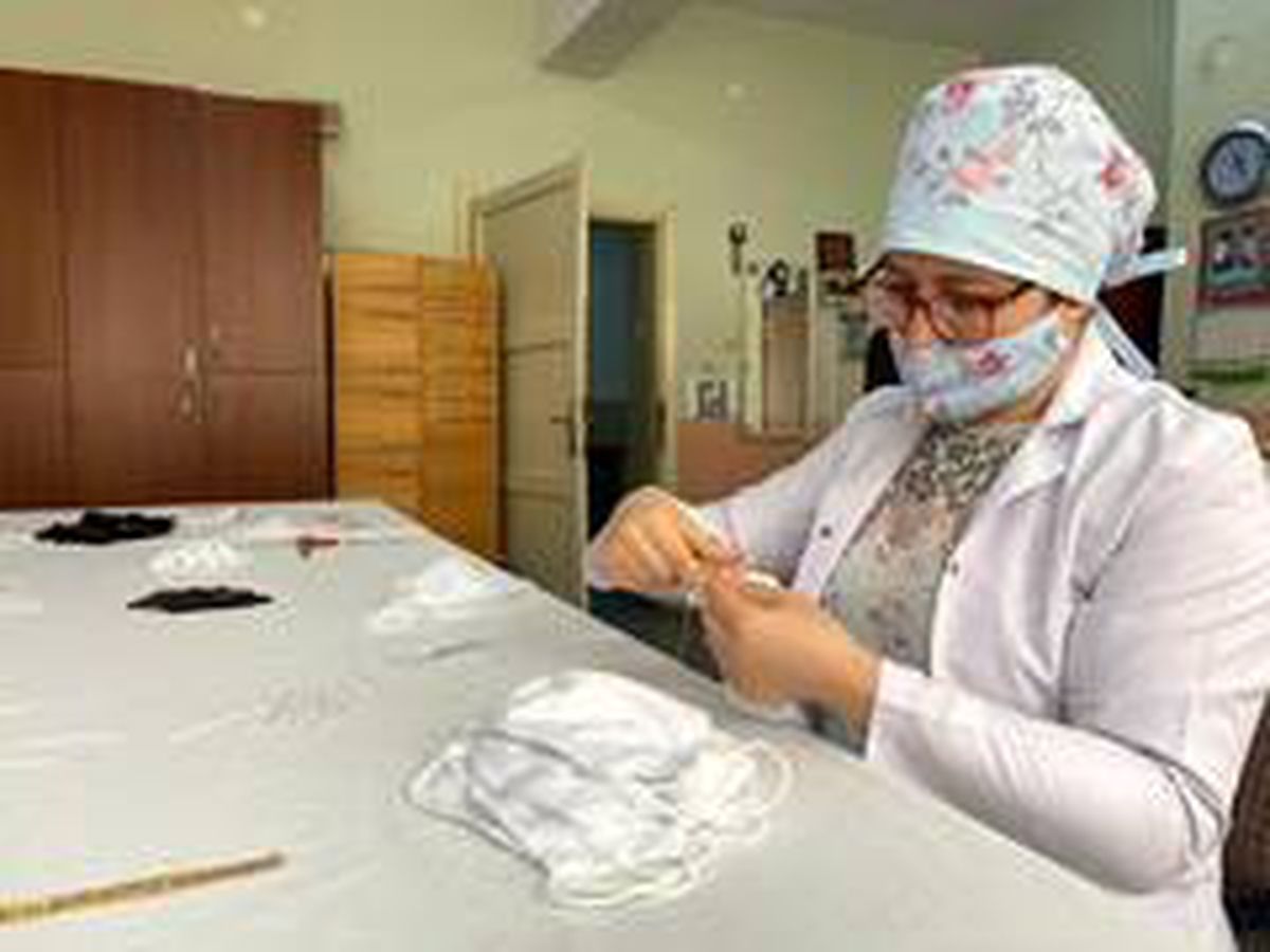 Usta öğreticiler tamamen el emeği ile maske üretiliyorlar