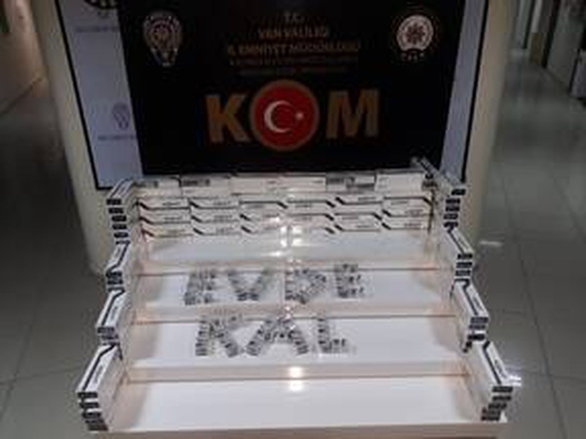 Van polisinden, ele geçirdiği kaçak sigaralarla "Evde kal" çağrısı