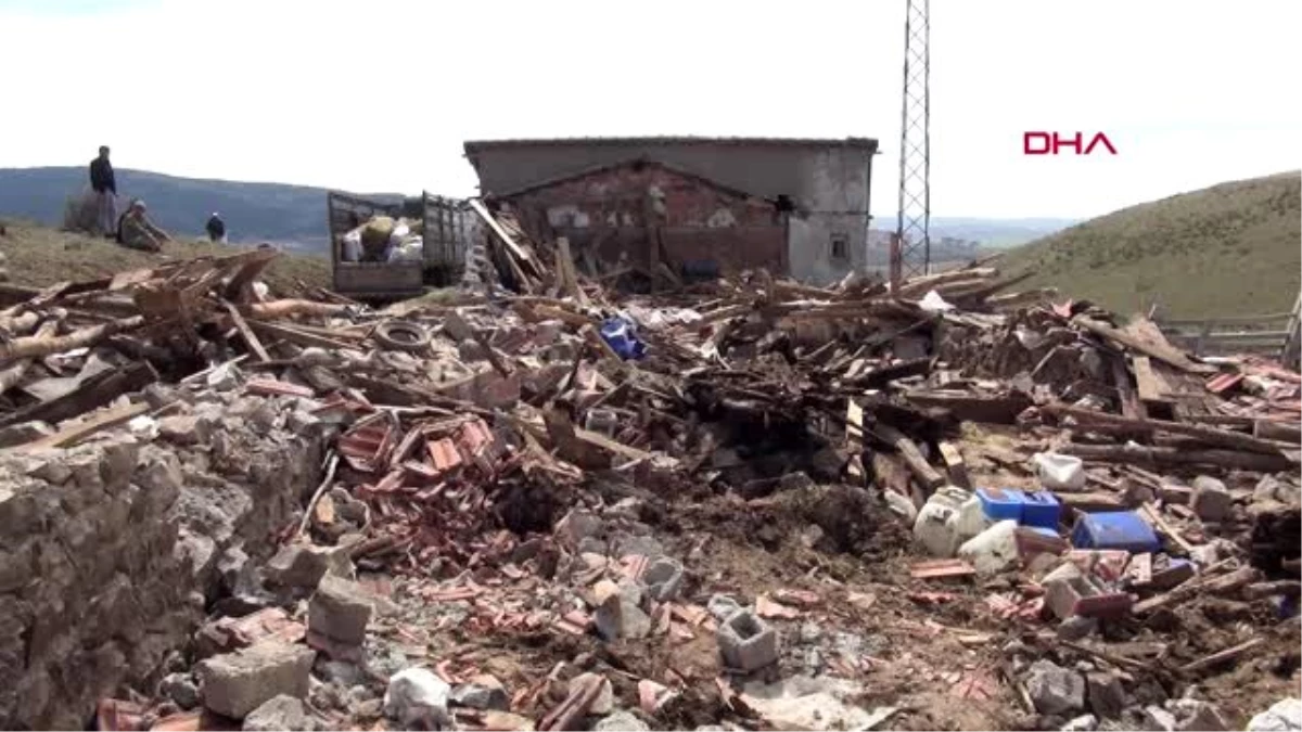 Yozgat\'ta şiddetli rüzgardan yıkılan ahırda 7 hayvan telef oldu
