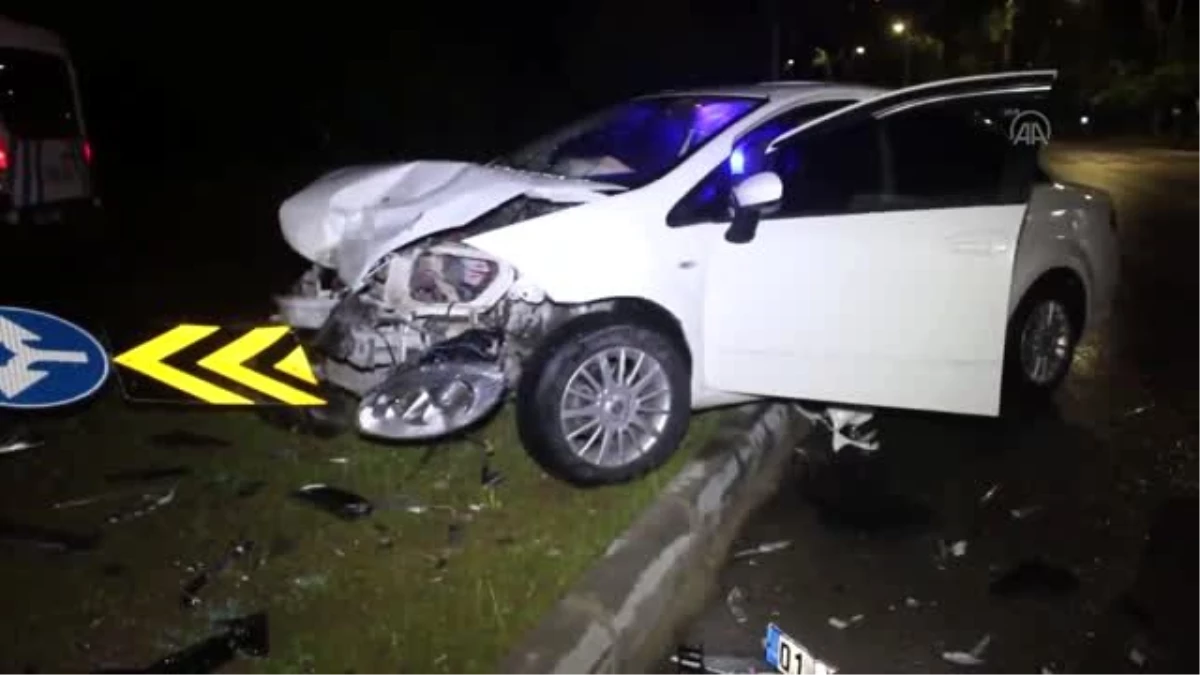 Adana\'da iki otomobil çarpıştı: 2 yaralı