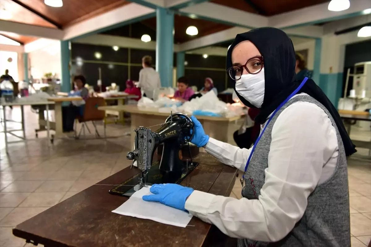 Antalya\'da bir kişi daha çok maske üretilsin diye 60 yıllık dikiş makinesini bağışladı