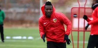 Asamoah Gyan koronavirüsten korunmak için geleneksel yöntemlere başvurdu