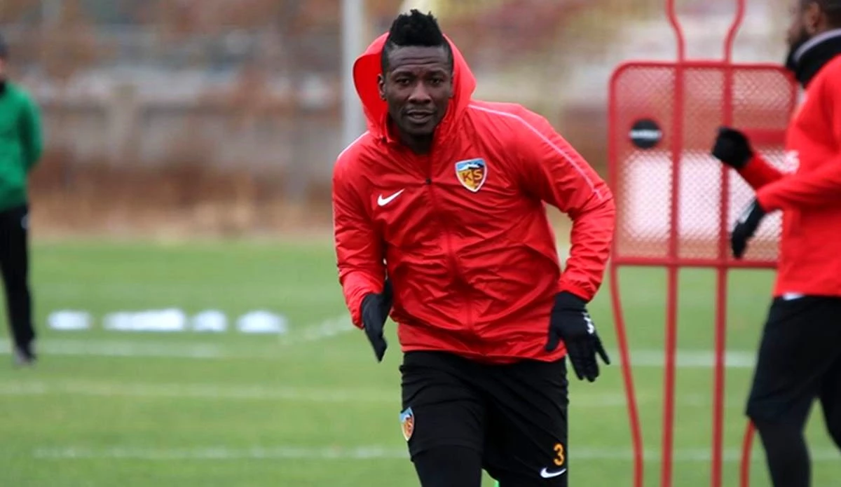 Asamoah Gyan koronavirüsten korunmak için geleneksel yöntemlere başvurdu