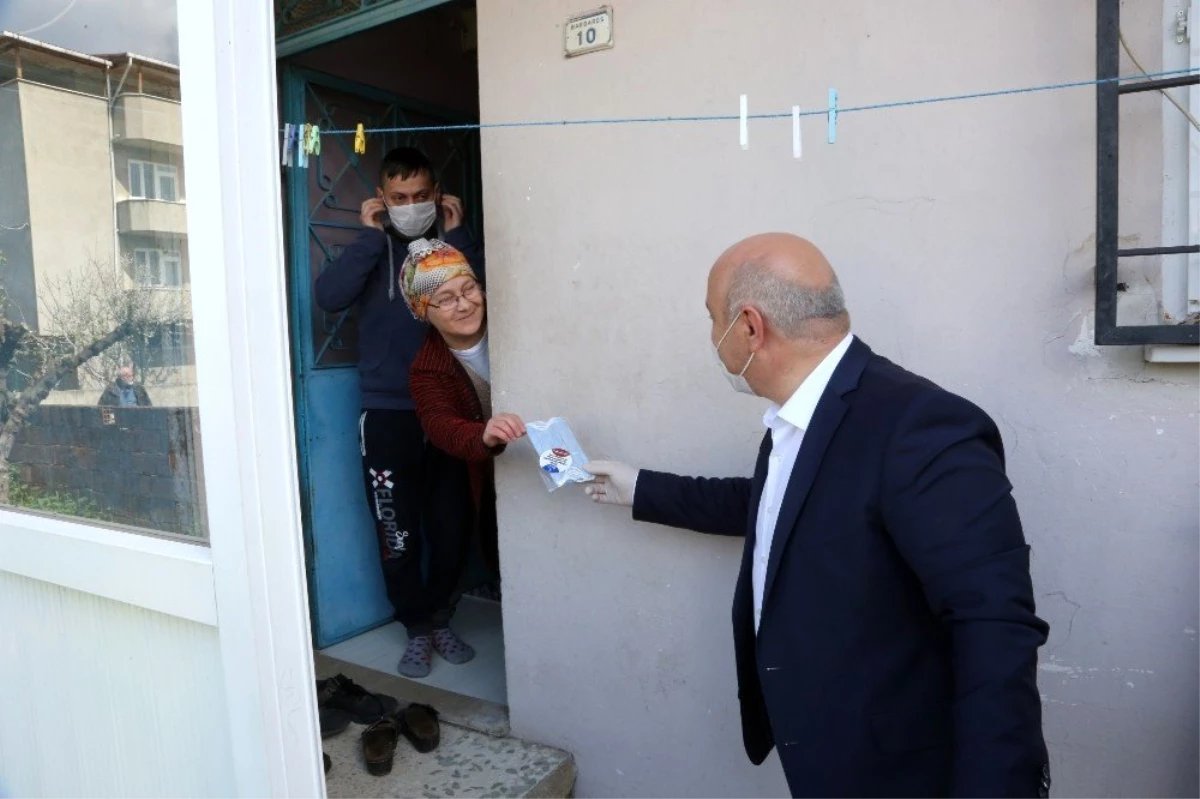 Başkan Bıyık, kapı kapı gezerek ücretsiz maske dağıttı