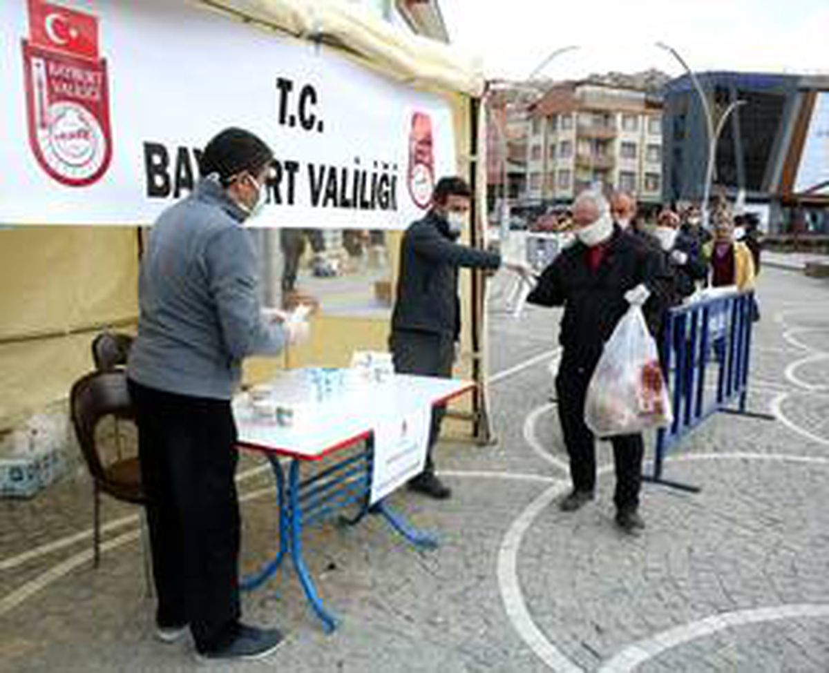 Bayburt\'ta vatandaşlara 2 bin maske dağıtıldı