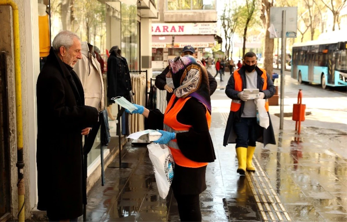 Büyükşehir Belediyesi günlük 61 bin maske dağıtıyor