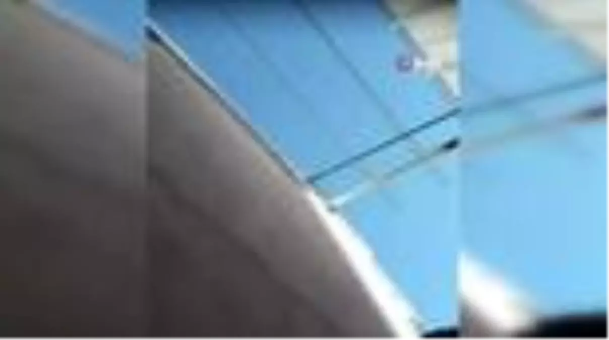 Canlı yayında iş makinesini görüntülerken böyle kaza geçirdi