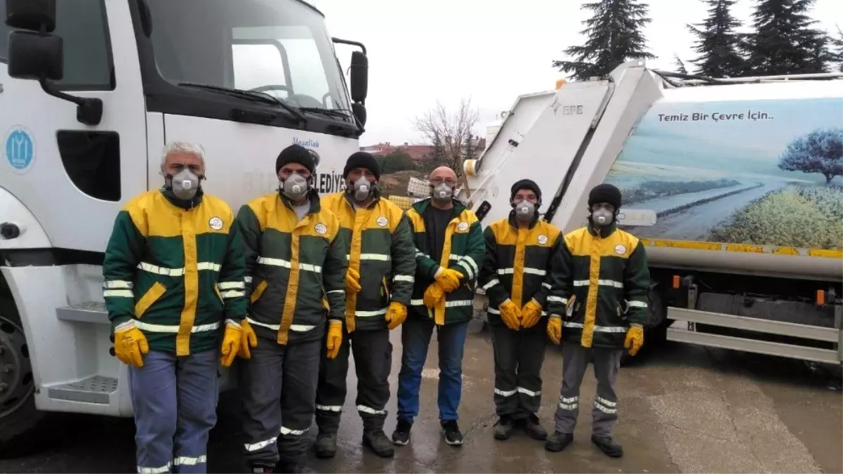 Çöp toplama hizmetini yürüten işçiler gecesinin gündüzüne katıyor