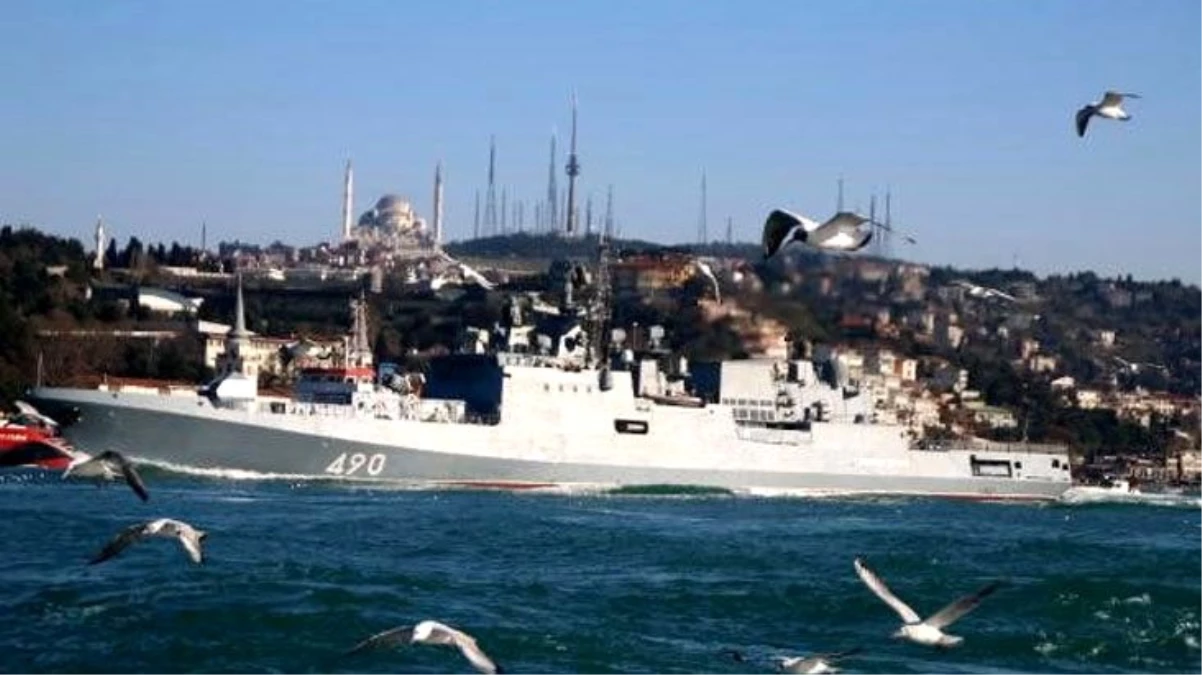 Dünya koronavirüse kilitlenmişken Rus savaş gemileri peş peşe Boğaz\'dan geçti