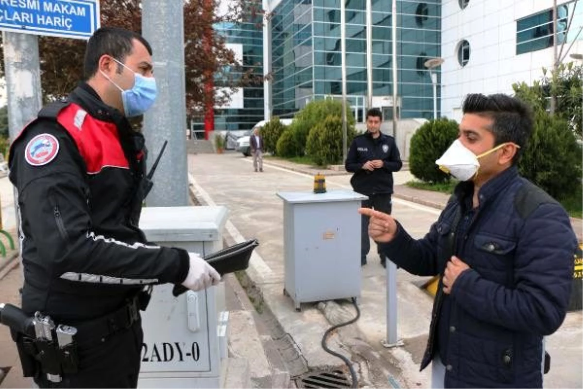 Durakta bulduğu kadın çantasını polise teslim etti