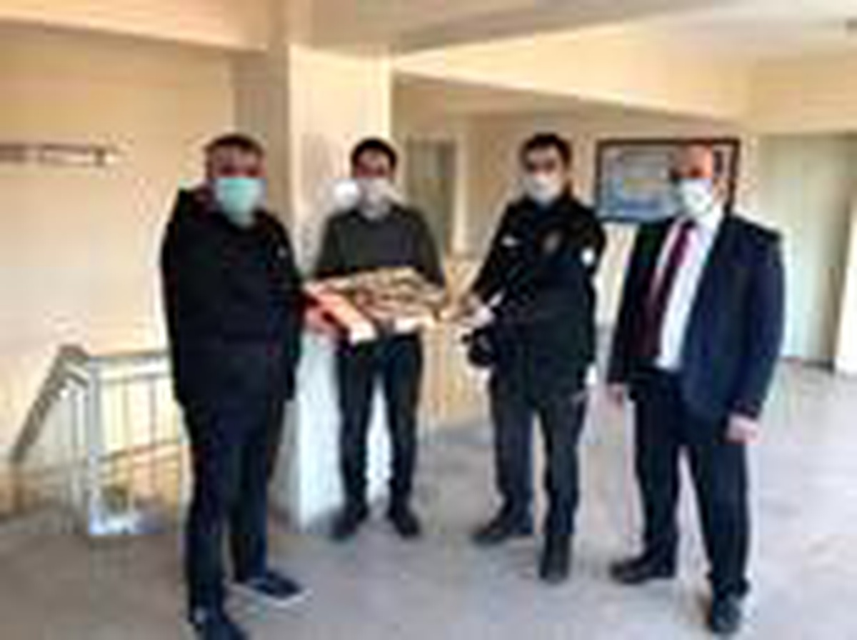 Eğitim camiasından polise baklavalı ziyaret
