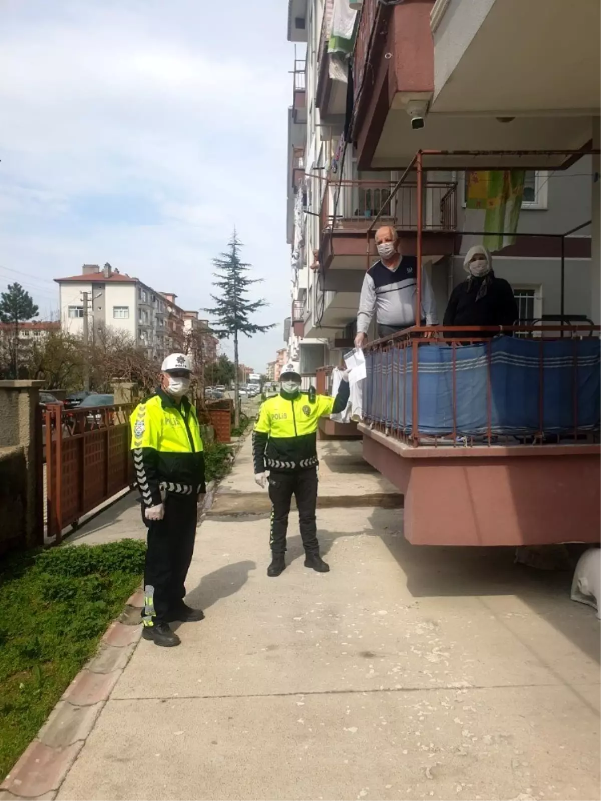 Evden çıkamayan çift, bağışlarını polise yaptırdı