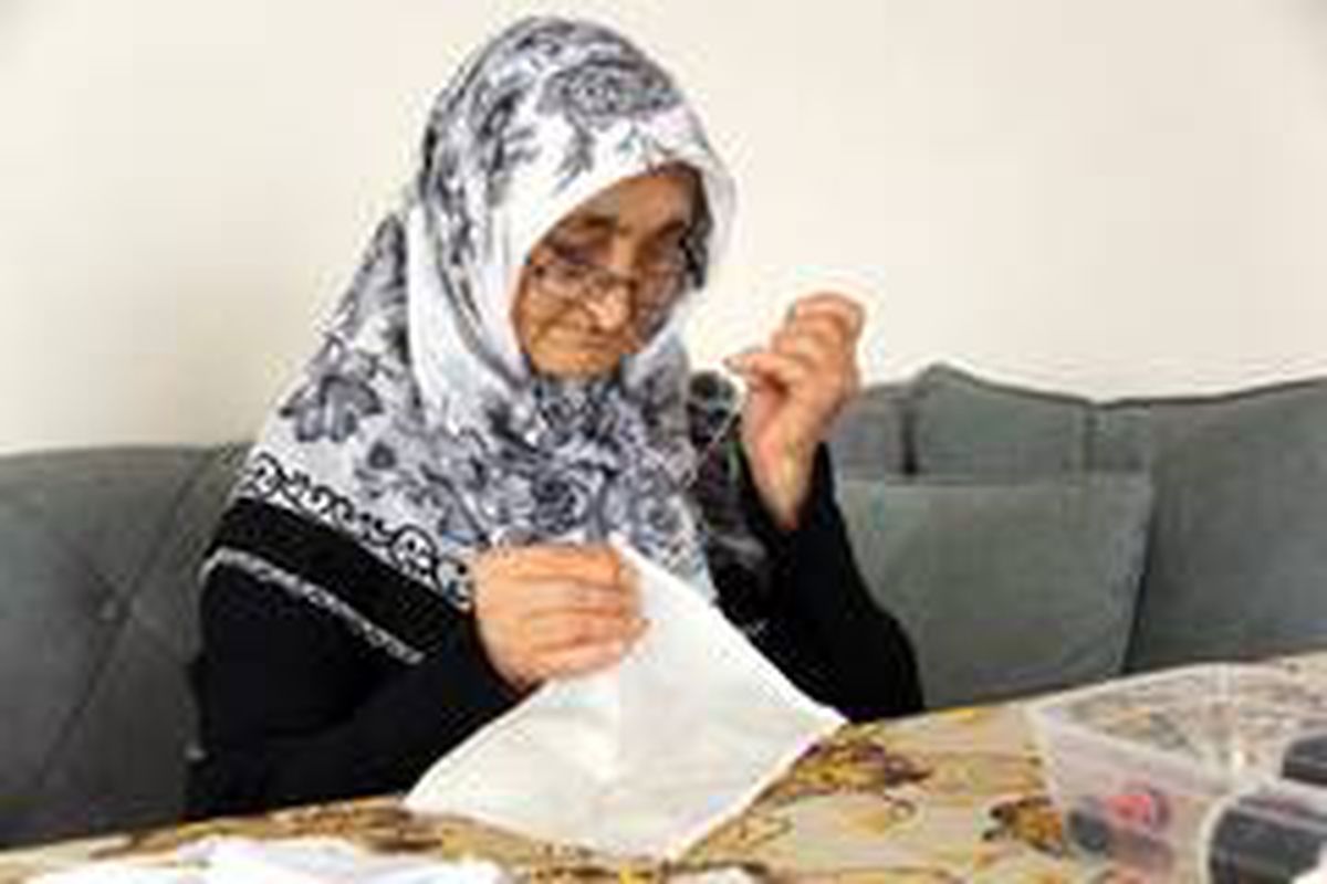 Evden çıkamayınca maske dikmeye başladı