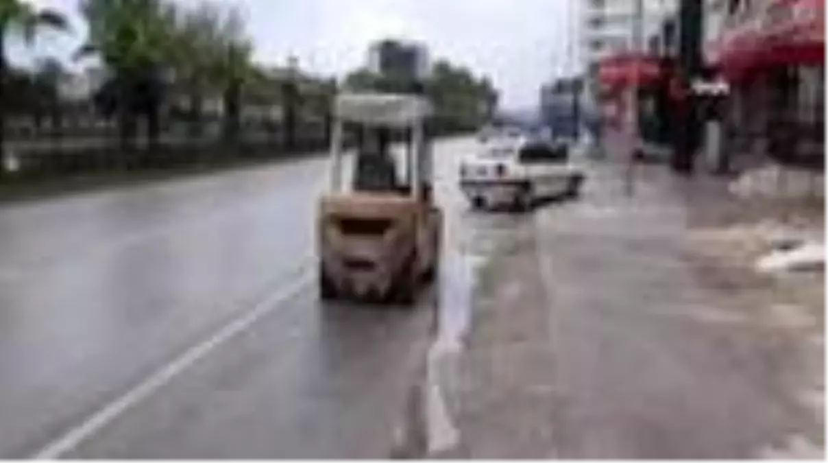 Forklifte arkadan çarpan otomobil hurdaya döndü: 2 yaralı