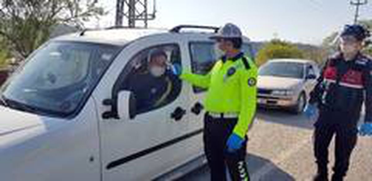 Gördes\'in giriş ve çıkışlarında korona virüs uygulamaları devam ediyor