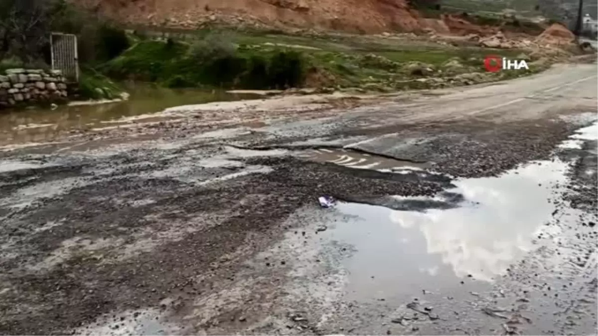 Heyelan nedeniyle kapanan yolu açma çalışmaları devam ediyor