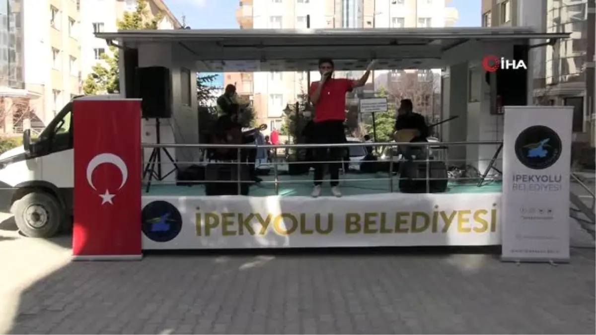 İpekyolu Bediyesi\'nden sokakta \'koronavirüs\' konseri