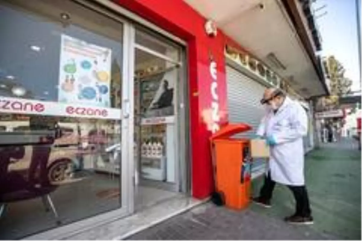 İzmir\'de atık maske ve eldivenlere özel tıbbi kova