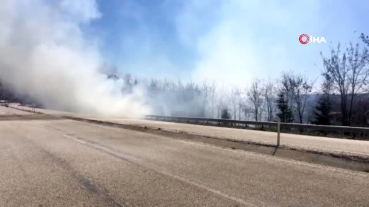 Kuru otlar yangın çıkardı...Yoldaki yoğun duman sürücüleri tedirgin etti