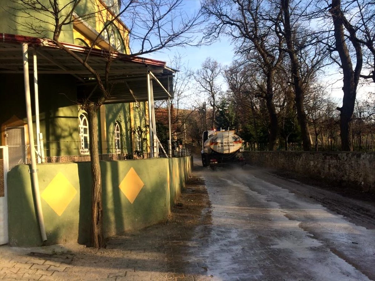 Kütahya\'da karantinaya alınan köyde dezenfeksiyon çalışması yapıldı