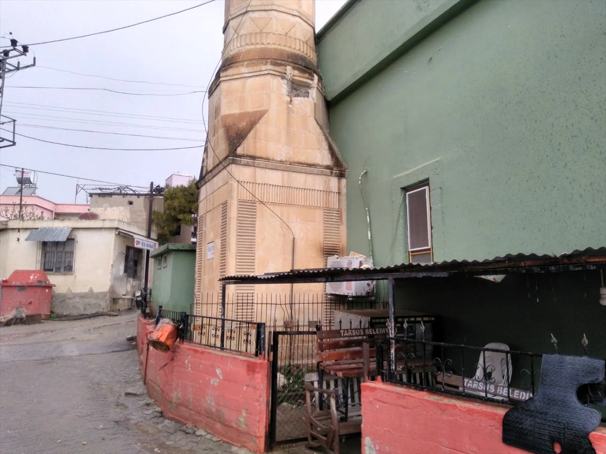Mersin\'de yıldırım isabet eden minarede hasar oluştu
